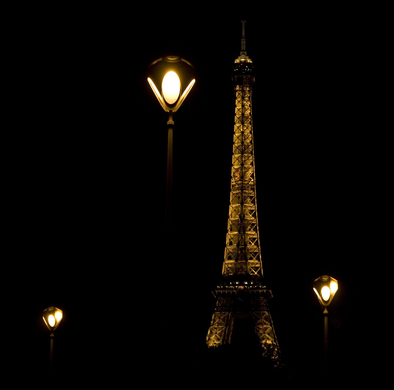 PA00088801MG_7339_Tour_Eiffel_by_night Par RousseauP (Travail personnel) [CC BY-SA 3.0 (httpcreativecommons.orglicensesby-sa3.0)], via Wikimedia Commons
