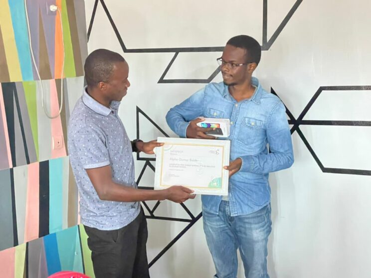 Article : Alpha Oumar Baldé, lauréat du prix Oumar Daroun Bah du Meilleur Blogueur Novice