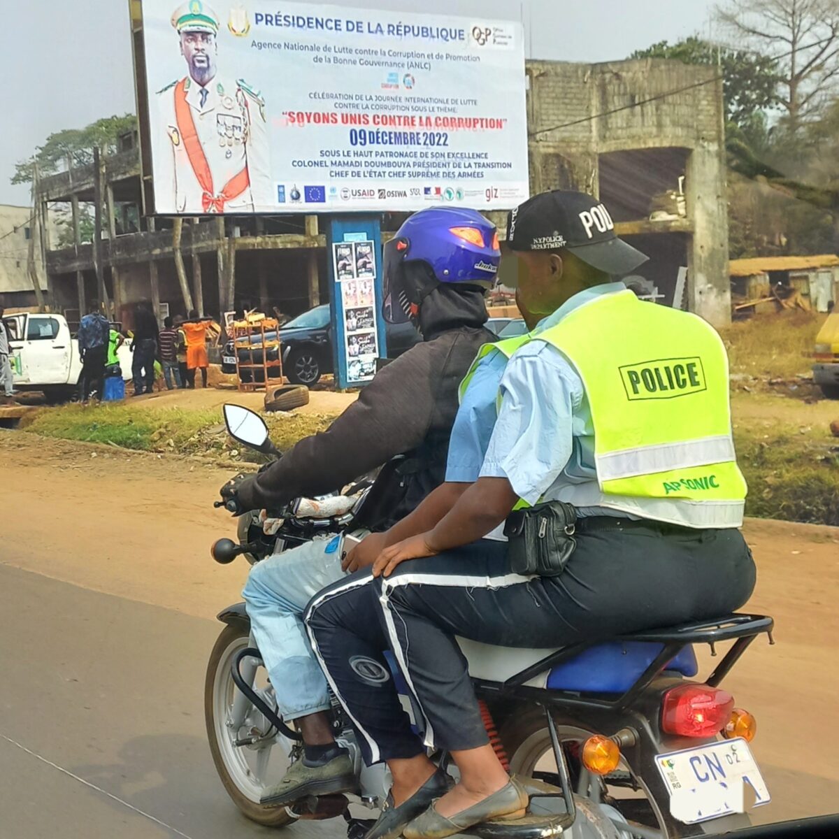 Deux policières en surcharge sur une moto sur la corniche nord de Conakry